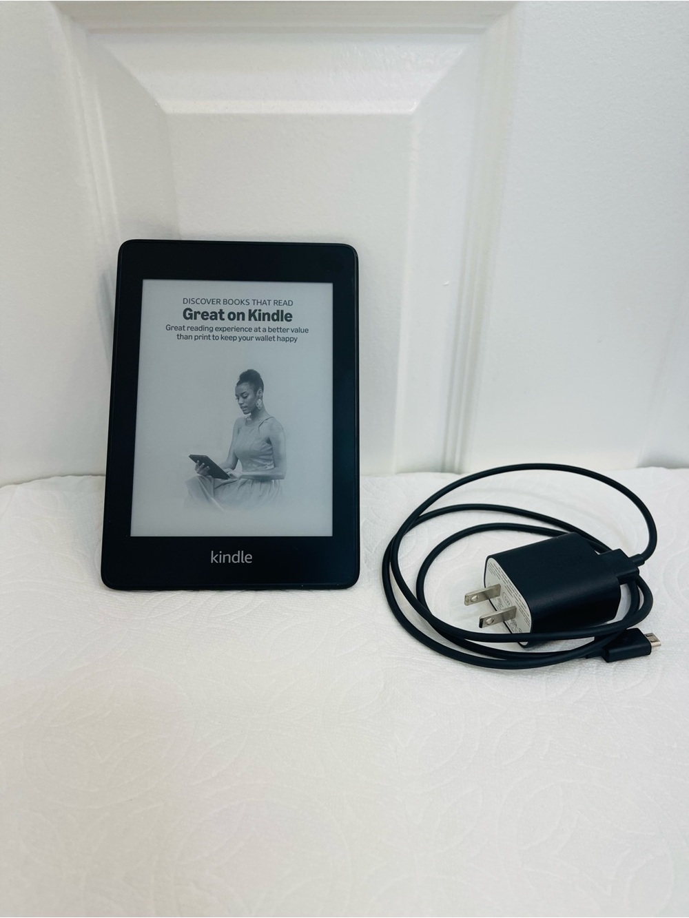 Like New Kindle Paperwhite 10th Gen PQ94WIF E-Reader + Charger